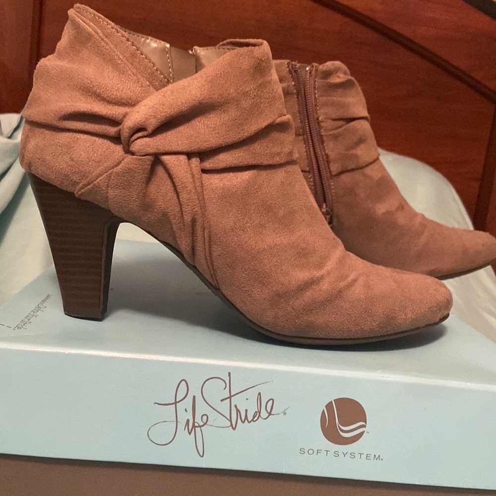 Lifestride Tan Suede heel ankle boot - Picture 2 of 4
